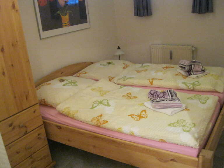Schlafzimmer 1